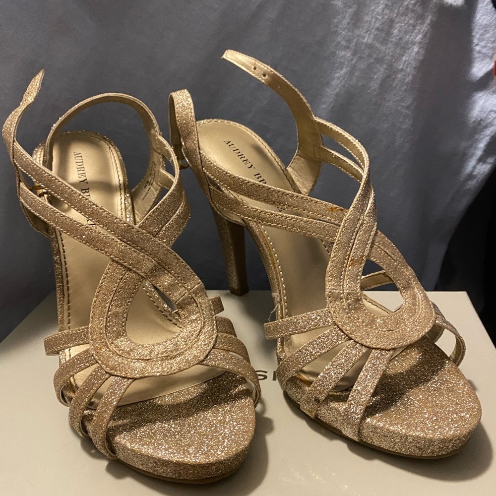 Champagne Glitter Heels!! Perfect for any occasion